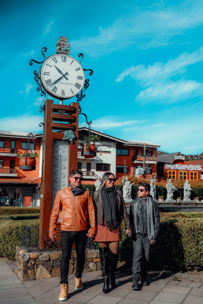 Casal com filho em gramado perto do relogio