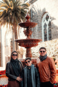 Família na Fonte do Amor Eterno, um dos pontos turísticos mais visitados de Gramado, durante viagem em família pela Serra Gaúcha.