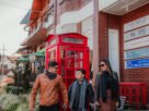 Gramado com criança em frente à cabine telefônica durante roteiro de 5 dias