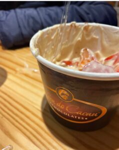 Pote pequeno de fondue de chocolate em Campos do Jordão durante passeio gastronômico em família