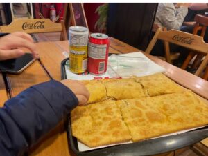 Tradicional Pastelão do Maluf em Campos do Jordão durante passeio gastronômico em família