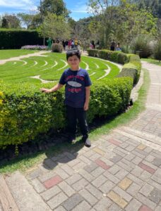 Criança passeando pelo jardim do Parque Amantikir em Campos do Jordão durante viagem em família