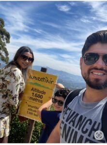 Família Almeida na Estrada em frente ao letreiro do Parque Amantikir em Campos do Jordão durante viagem em família