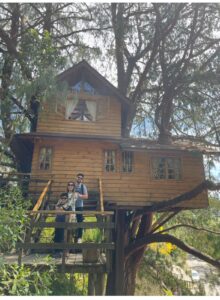 Casa na árvore do Parque Amantikir em Campos do Jordão com detalhes do jardim ao redor
