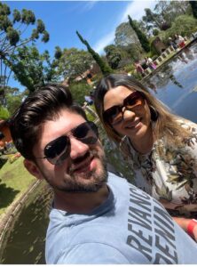 Casal passeando no Parque Amantikir em Campos do Jordão em meio aos jardins durante viagem