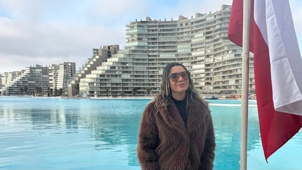 Como Planejar uma Viagem para o Chile em 2026: Guia Completo com Custos, Roteiro, Neve e Dicas Reais 2 Mulher na piscina de Algarrobo, no Chile