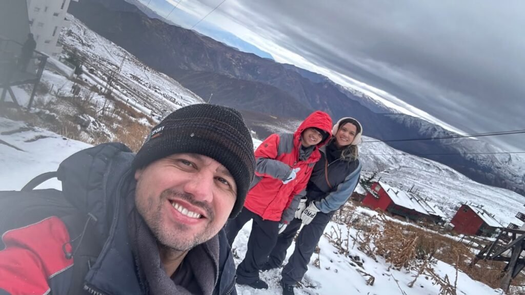 Como Planejar uma Viagem para o Chile em 2026: Guia Completo com Custos, Roteiro, Neve e Dicas Reais 5 Família em El Colorado, no Chile, durante viagem de inverno