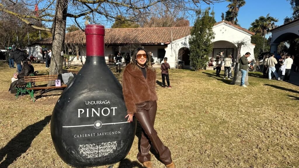 Passeios no Chile: Como Escolhemos Nosso Roteiro em Santiago e na Neve 4 Mulher na Vinícola Undurraga, no Chile