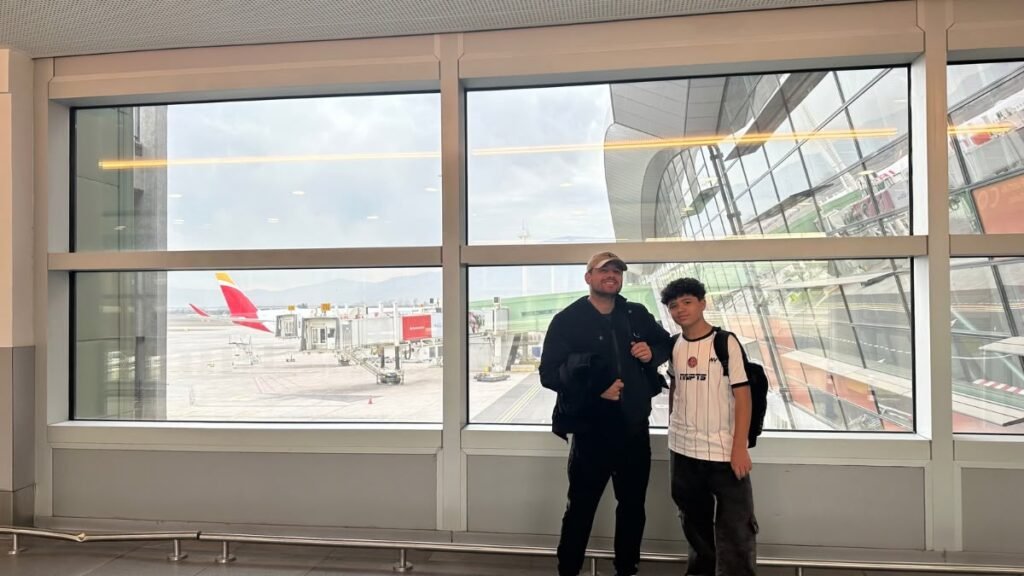 Rafa e Lucas no aeroporto de Santiago, Chile