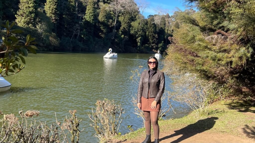Gramado ou Campos do Jordão: Qual Vale Mais a Pena? 5 Família no Lago Negro em Gramado durante viagem em família