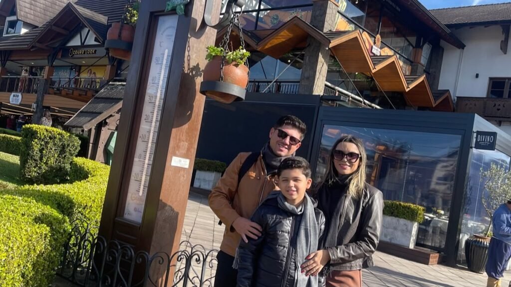 Gramado ou Campos do Jordão: Qual Vale Mais a Pena? 4 Família no termômetro de Gramado durante viagem em família