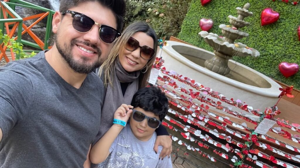 Gramado ou Campos do Jordão: Qual Vale Mais a Pena? 3 Família na Fonte do Amor em Campos do Jordão durante passeio gratuito