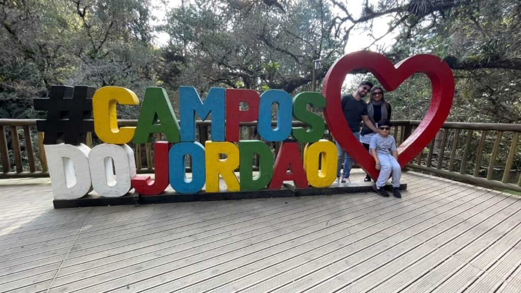 Gramado ou Campos do Jordão: Qual Vale Mais a Pena? 2 Família no letreiro de Campos do Jordão durante passeio pela cidade