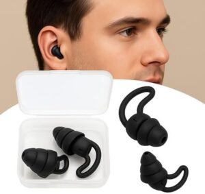 Foto de um homem com protetor auricular da amazon