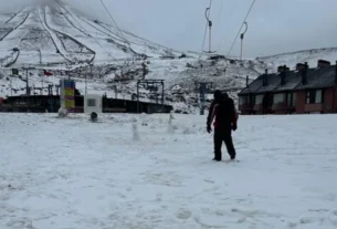 Estações de Ski no Chile: Homem Caminhando na Neve em El Colorado