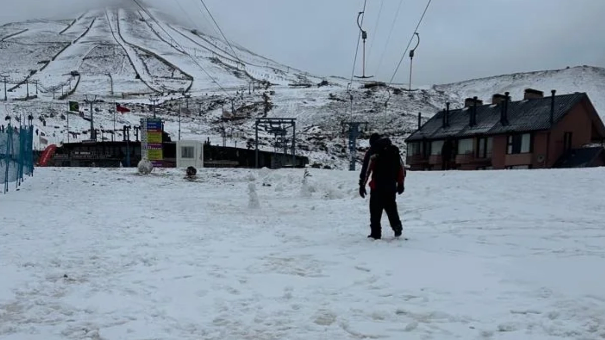 Estações de Ski no Chile: Homem Caminhando na Neve em El Colorado