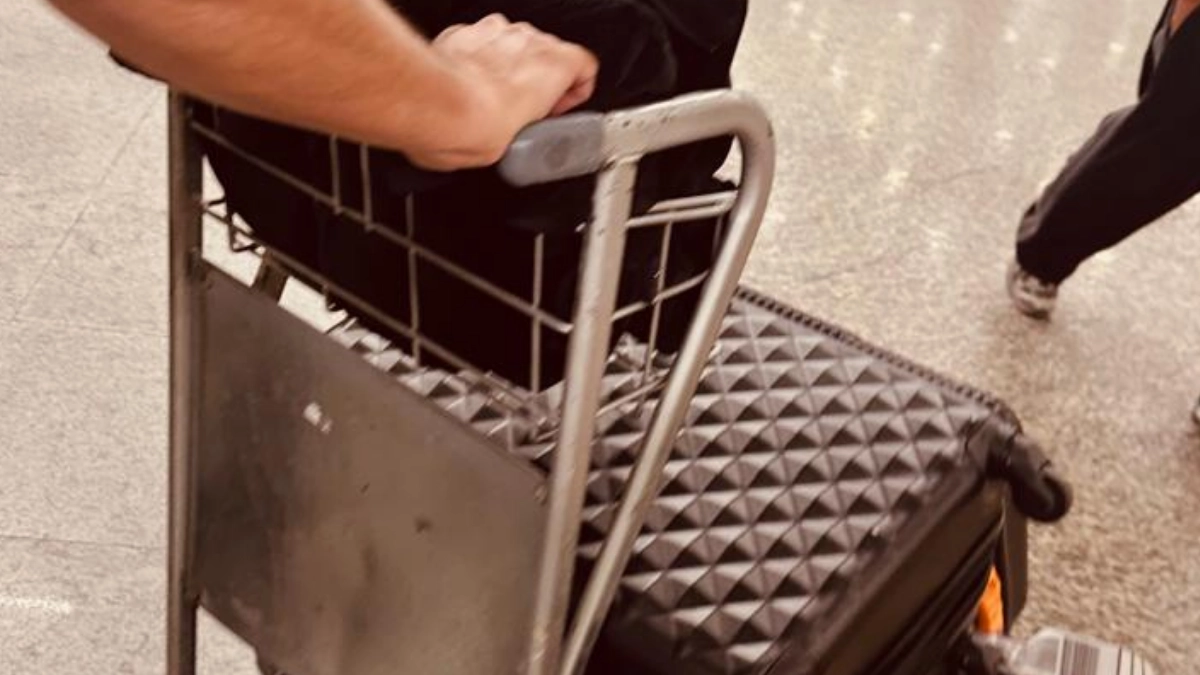 Primeira Viagem Internacional carrinho de aeroporto com malas pronto para embarque.58.23