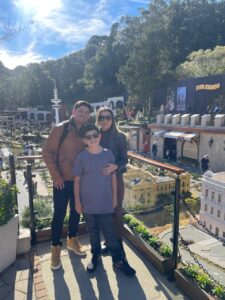 Família conhecendo o Mini Mundo em Gramado, admirando as réplicas em miniatura de pontos turísticos durante o passeio pela Serra Gaúcha.