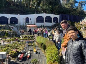 Familia Almeida na Estrada visitando o Mini Mundo em gramado, Rio Grande do sul, durante roteiro em família