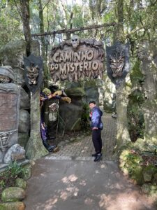 Criança caminhando entre os cenários temáticos do Parque Florybal em Canela.