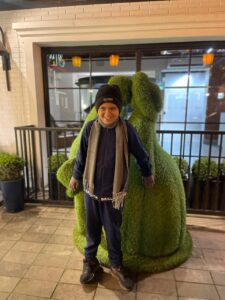 Criança aproveitando o passeio pelas ruas de Gramado durante viagem em família.