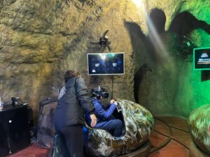 Criança brincando na atração de realidade virtual do Parque Terra Mágica Florybal.