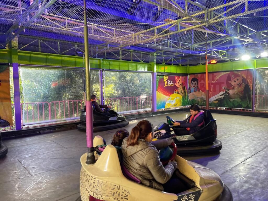 Criança explorando as atrações do Parque Terra Mágica Florybal durante passeio em família.