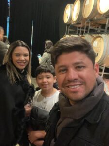 Família visitando a Vinícola Jolimont em Canela durante roteiro pela Serra Gaúcha.