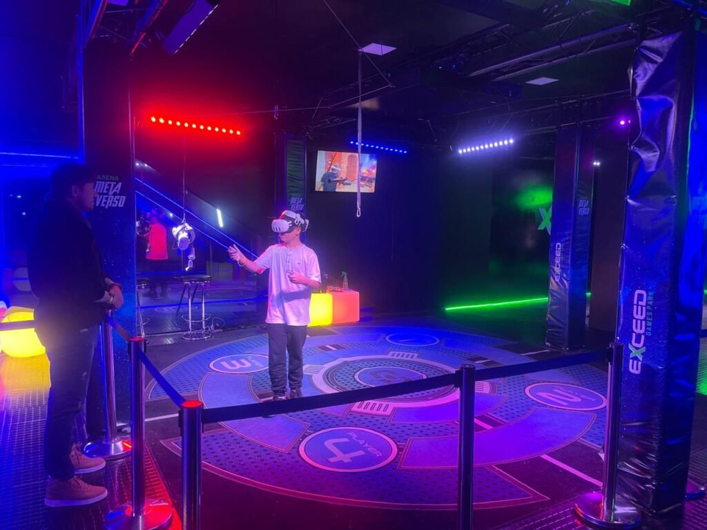 Criança aproveitando as atrações do Exceed Games Park em Gramado, um dos parques de diversão da cidade.