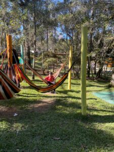 Criança passeando pelas trilhas do Parque do Caracol em Canela.
