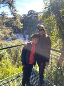 Família visitando o Parque do Caracol em Canela, na Serra Gaúcha.