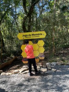 Criança brincando no Parque do Caracol em Canela.