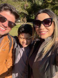 Família passeando pelo Lago Negro em Gramado, apreciando a paisagem e a natureza da Serra Gaúcha.
