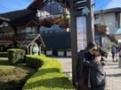 Mãe e filho no relógio termômetro da Igreja São Pedro, em Gramado, durante passeio em família.