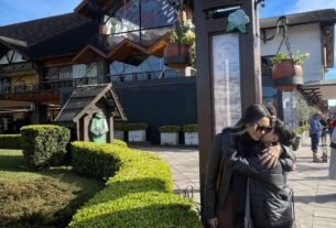mãe e filho em passeio gratuito em gramado