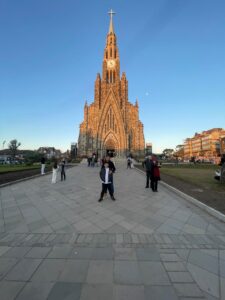 Pai e filho em frente à Catedral de Pedra, um dos principais pontos turísticos de Canela, durante viagem em família pela Serra Gaúcha.
