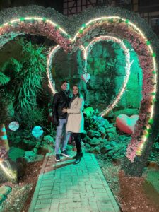 Família visitando o Jardim Encantado em Gramado durante uma viagem em família pela Serra Gaúch