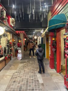 Pai e filho na Vila Claus, em Gramado, aproveitando uma viagem em família pela Serra Gaúcha.
