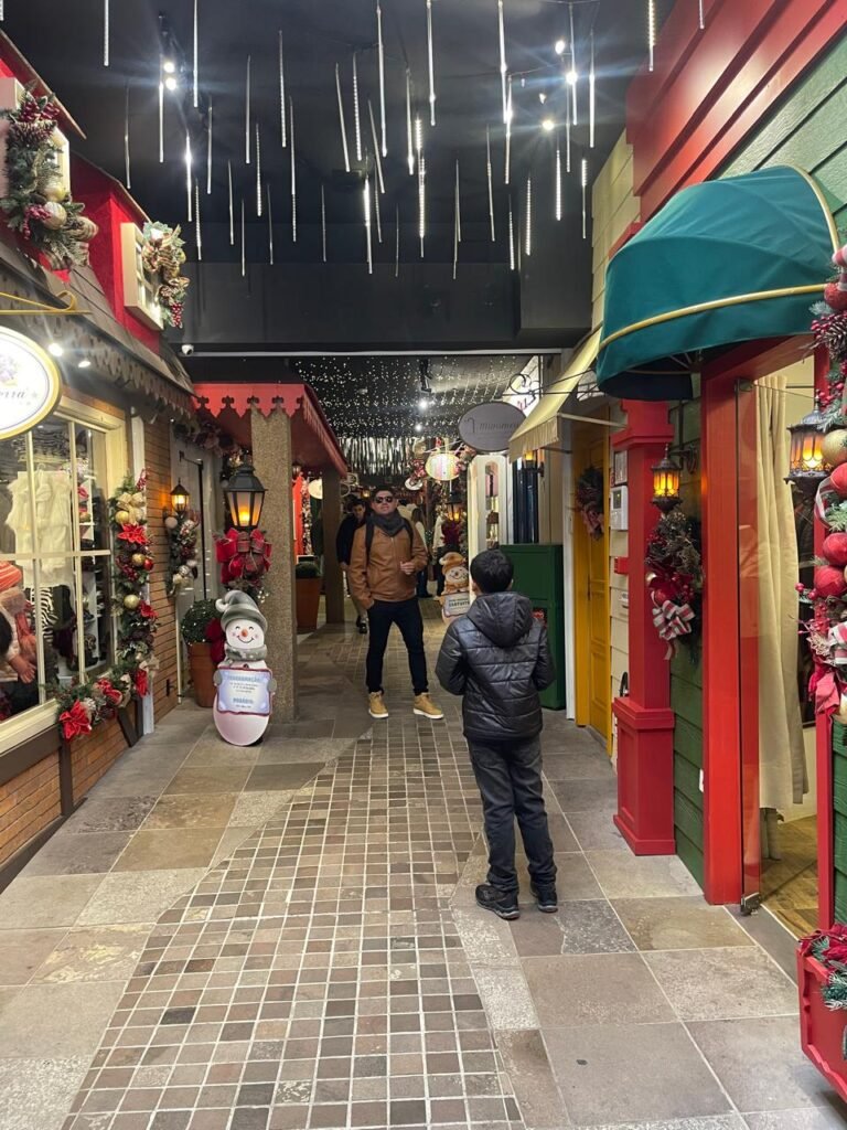 10 passeios gratuitos em Gramado para economizar 9 Pai e filho na Vila Claus, em Gramado, aproveitando uma viagem em família pela Serra Gaúcha.