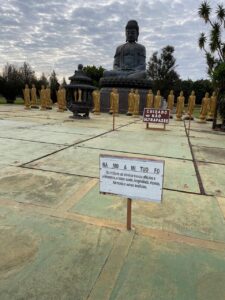 Placa com a inscrição "Na Mo A Mi Tuo Fo" no Templo Budista Chen Tien, em Foz do Iguaçu