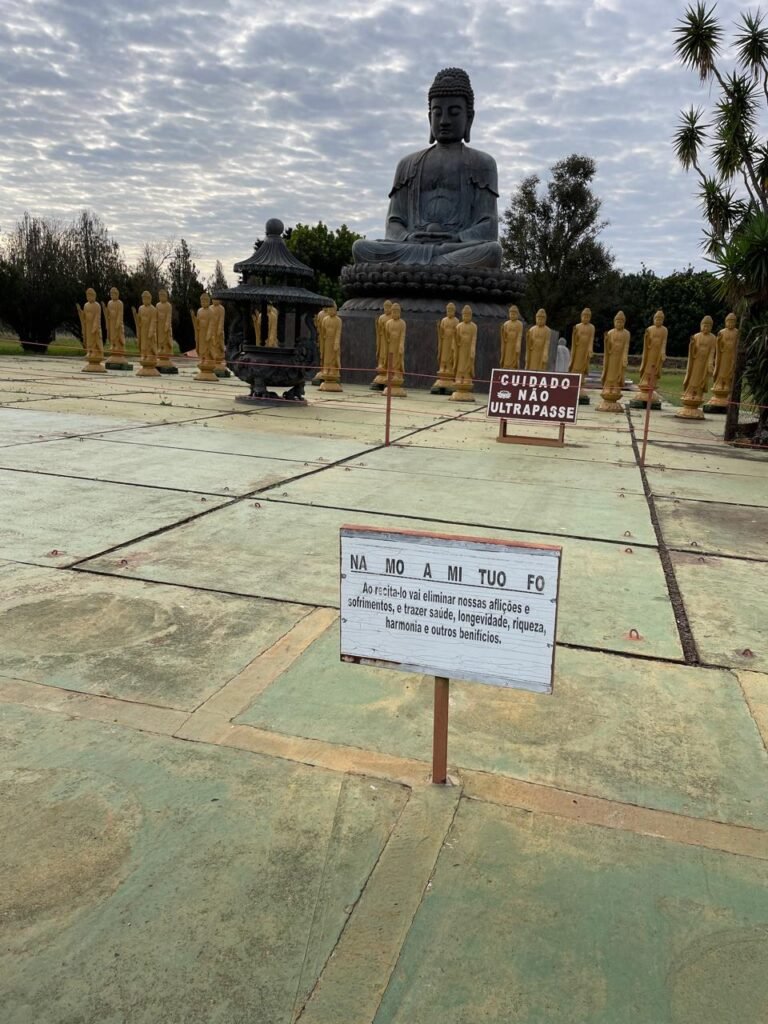Foz do Iguaçu em 6 Dias: Roteiro Completo 9 Placa com a inscrição "Na Mo A Mi Tuo Fo" no Templo Budista Chen Tien, em Foz do Iguaçu