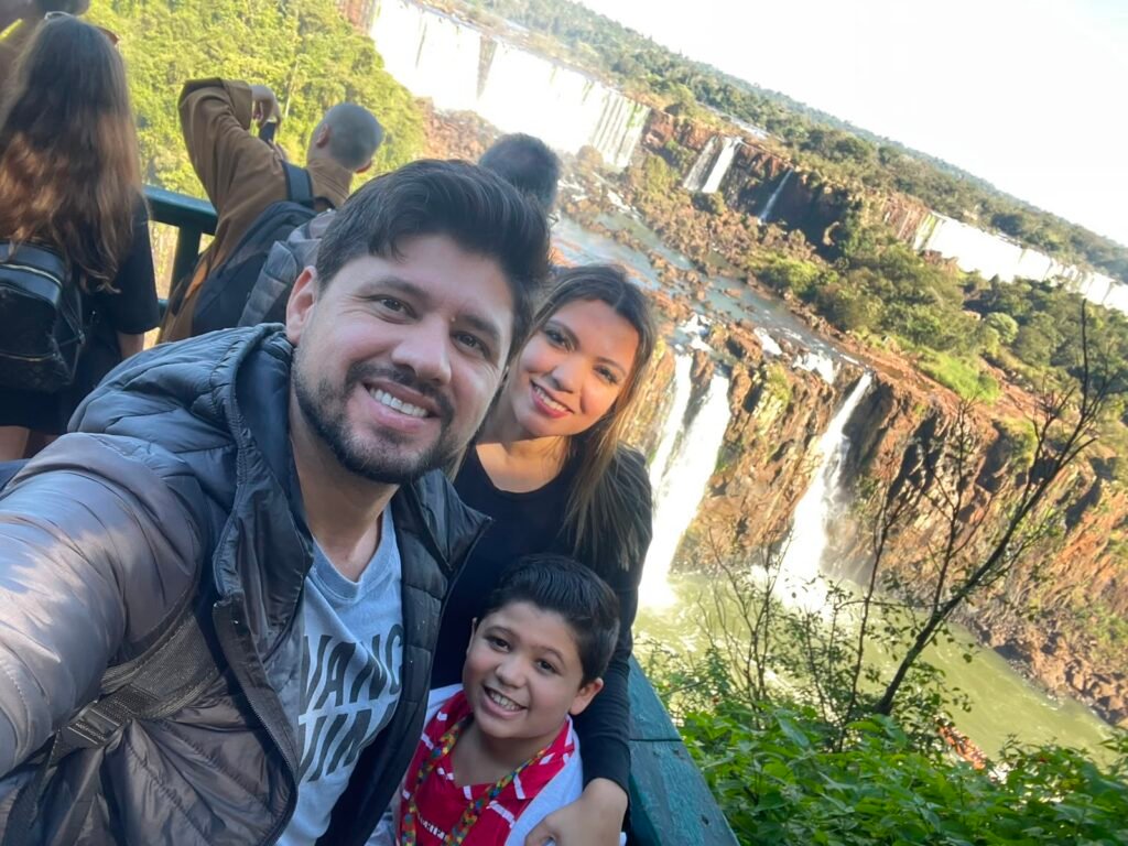 Família nas Cataratas do Iguaçu com crianças