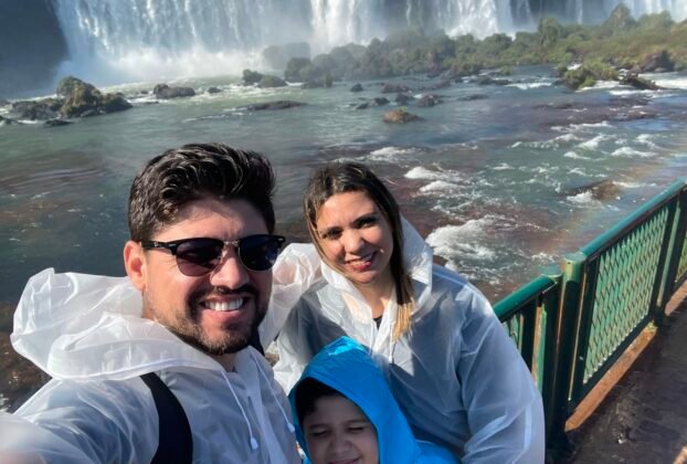 Família Almeida molhada durante passeio nas Cataratas do Iguaçu, aproveitando a vista das quedas d'água em Foz do Iguaçu