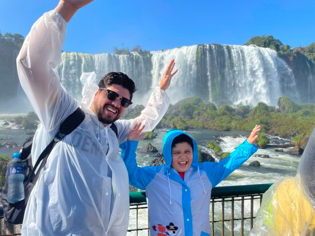 Lucas e Rafael aproveitando as Cataratas do Iguaçu em um dia ensolarado.