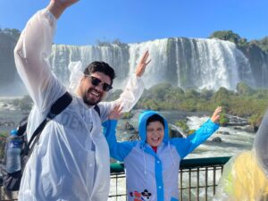 Lucas e Rafael aproveitando as Cataratas do Iguaçu em um dia ensolarado.