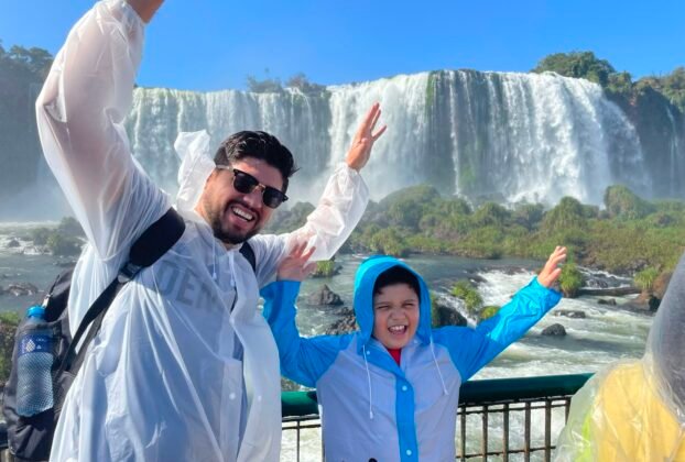 Lucas e Rafael aproveitando as Cataratas do Iguaçu em um dia ensolarado.