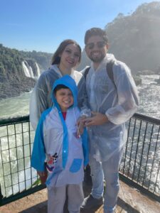 Família observando as Cataratas do Iguaçu de perto na passarela da Garganta do Diabo.