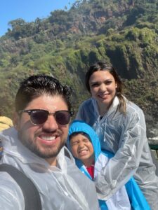Casal e criança observando as Cataratas do Iguaçu durante viagem em família a Foz do Iguaçu