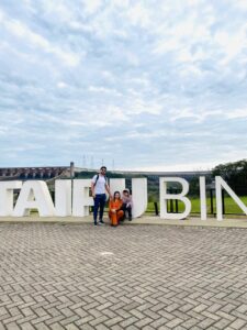 Glaziele, Rafael e Lucas posando no letreiro de Itaipu Binacional durante passeio em Foz do Iguaçu
