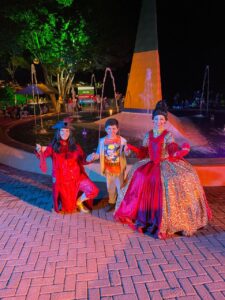 Lucas ao lado de artistas do espetáculo cultural no Marco das Três Fronteiras, em Foz do Iguaçu